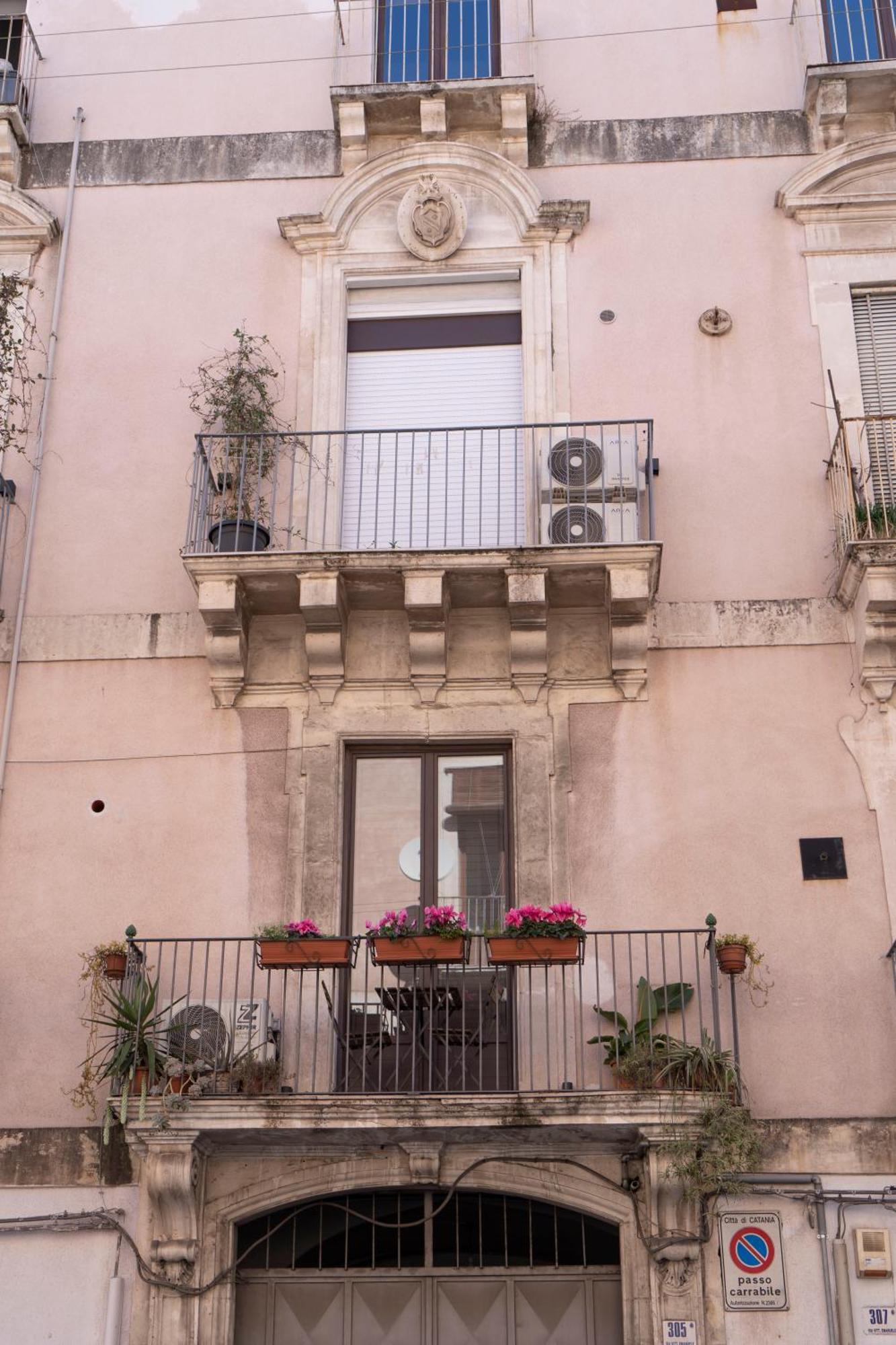 Etna Timeo Central Apartment In Baroque Building Катания Экстерьер фото